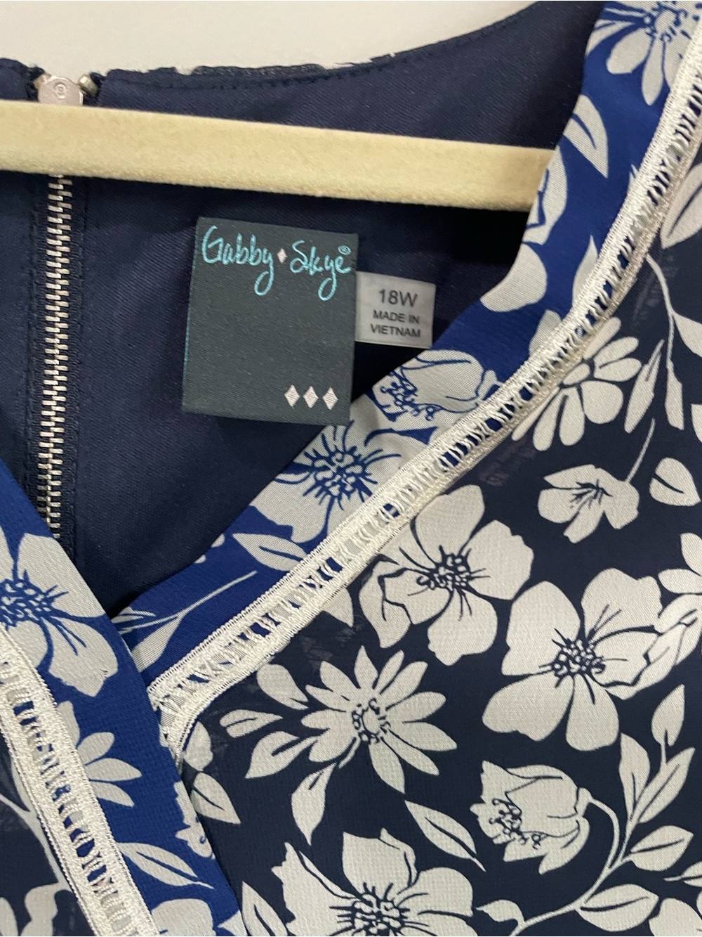Gabby Skye Navy and White Floral V-Neck maxi Dress